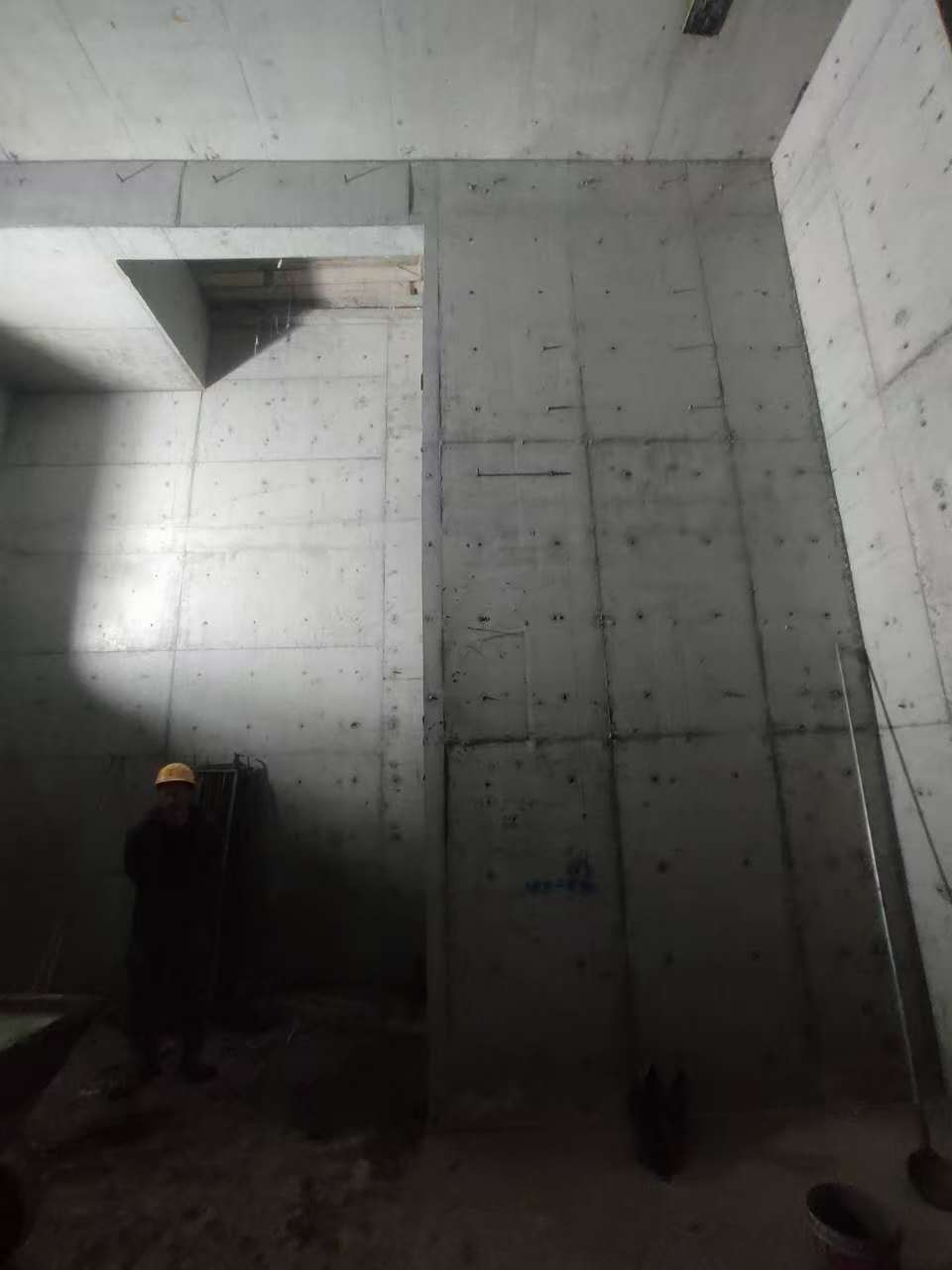 马边墙上开槽钢筋断了有影响吗